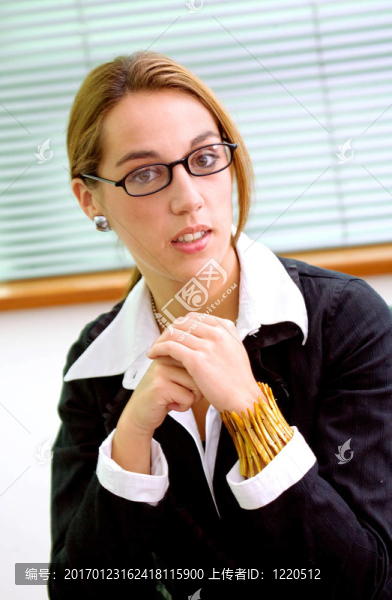 自信的女人在辦公室