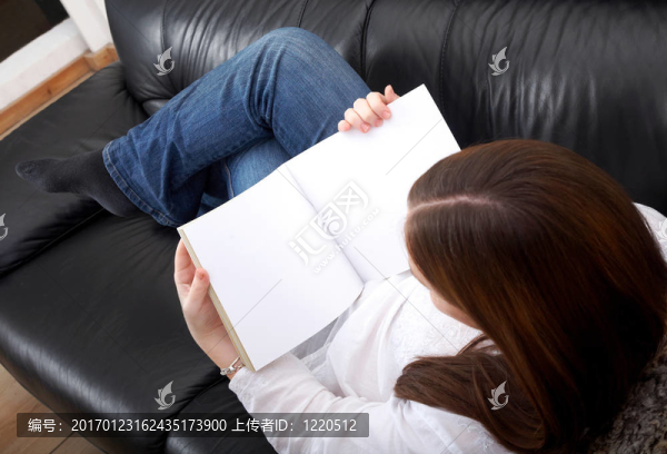 隨便的女孩讀一本小冊子