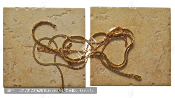 金Chainlets躺在石