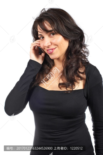 微笑的女人用電話交談