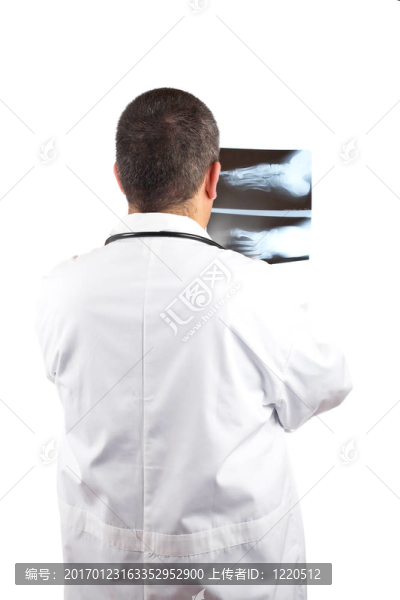 男性醫(yī)生檢查X射線