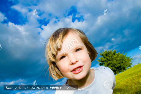 草地上的嬰兒