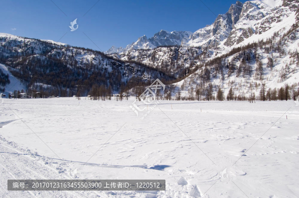 陽光冬季山地景觀