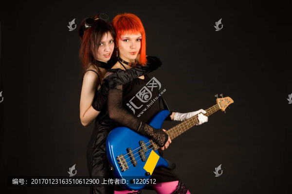 兩個(gè)搖滾女孩擁抱