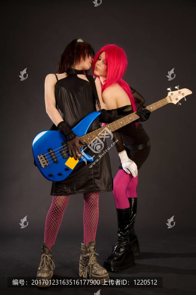 兩個(gè)搖滾女孩接吻