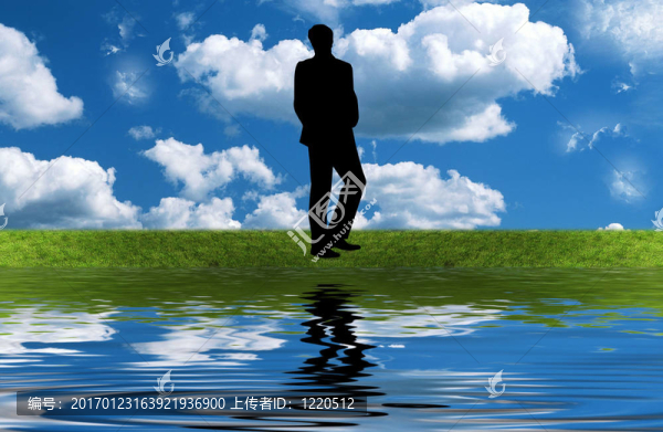 草地上的男人剪影