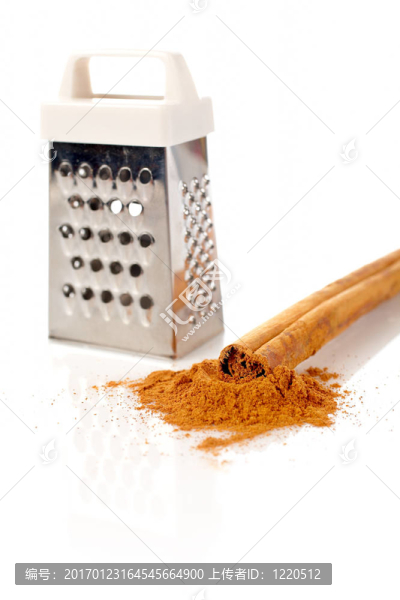 棒；肉桂和磨碎的粉末