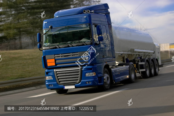 藍(lán)色卡車快速行駛