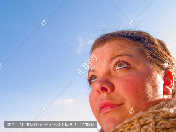 女人看著分隔開的