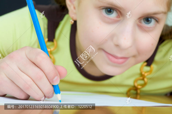 拿著一支藍(lán)色鉛筆的女孩-匯圖網(wǎng) www.fosd68.com 拿著一支藍(lán)色鉛筆的女孩