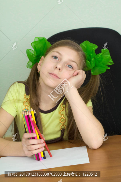 手上有彩色鉛筆的女孩
