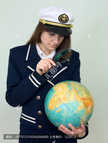 與地球的海洋中的女孩