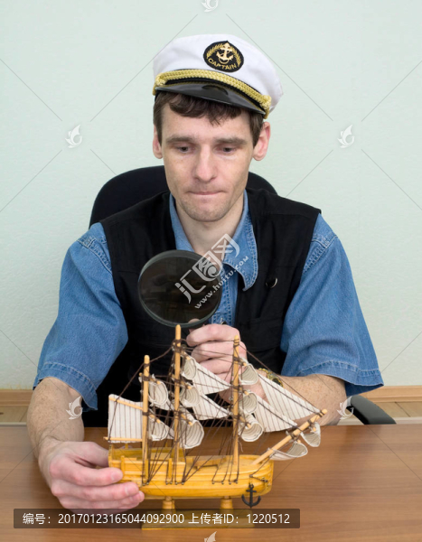 戴著玩具船的海帽的家伙