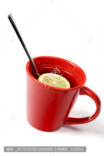 一杯紅茶加檸檬和勺子