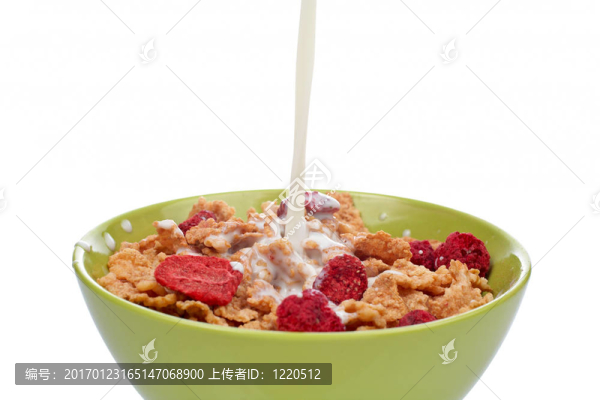 牛奶倒入玉米片