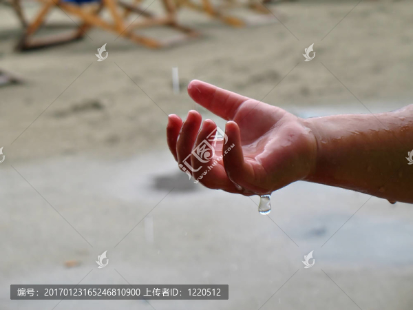 雨滴的孩子的手