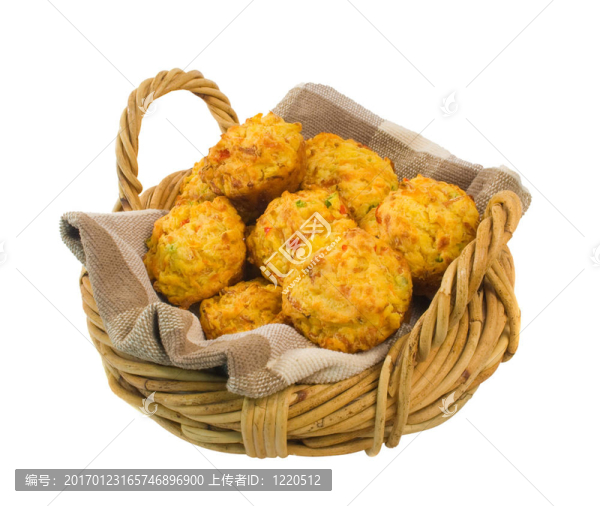 美味的松餅籃孤立在白色