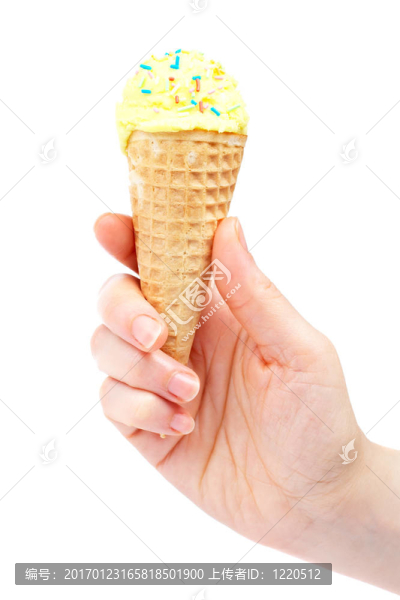 捧著美味的香草冰淇淋