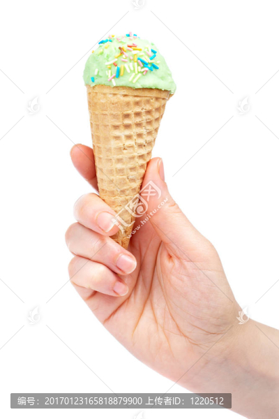 捧著美味的冰淇淋