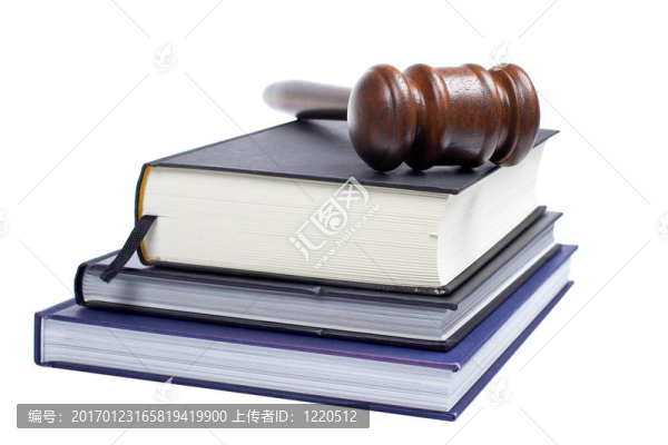 木制槌和法律書籍
