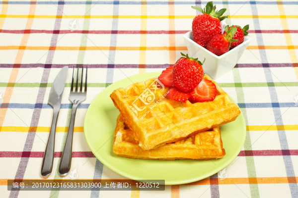 綠色板塊的華夫餅和草莓