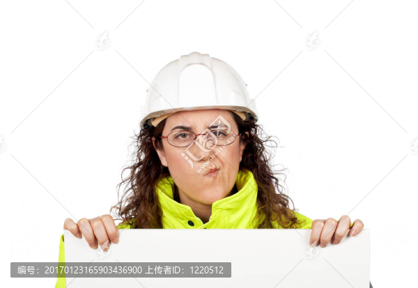 女建筑工人帶著擔憂的姿態(tài)