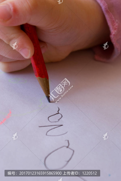 孩子寫(xiě)她的名字