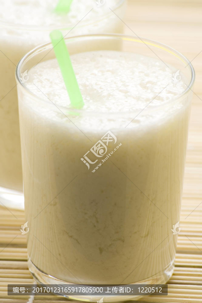新鮮水果奶昔香蕉和焦糖