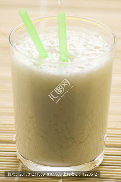 新鮮水果奶昔香蕉和焦糖