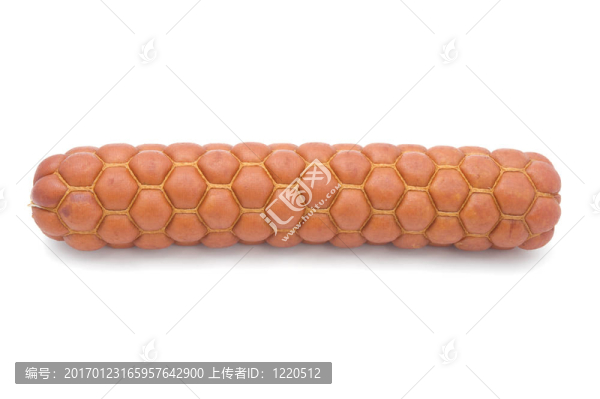 在白色背景上熏香腸