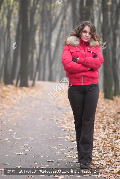 公園里的年輕女人