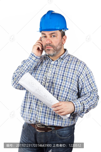 建筑工人用電話交談