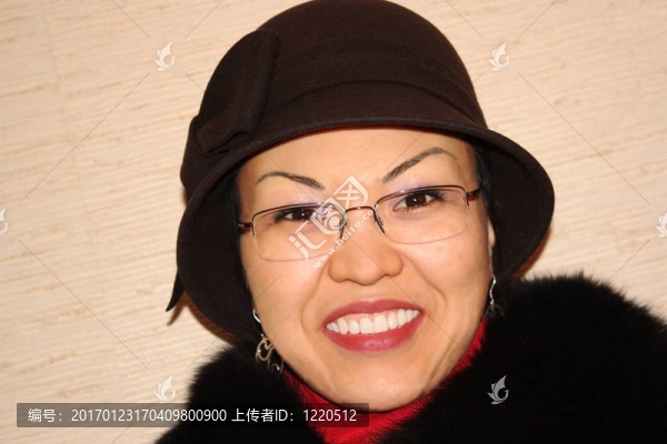 戴帽子和眼鏡的女人