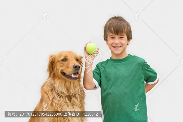 男孩玩狗捉狗