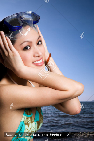 亞洲比基尼女人在海灘上