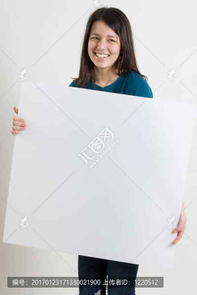 布朗頭發(fā)的女孩與白板