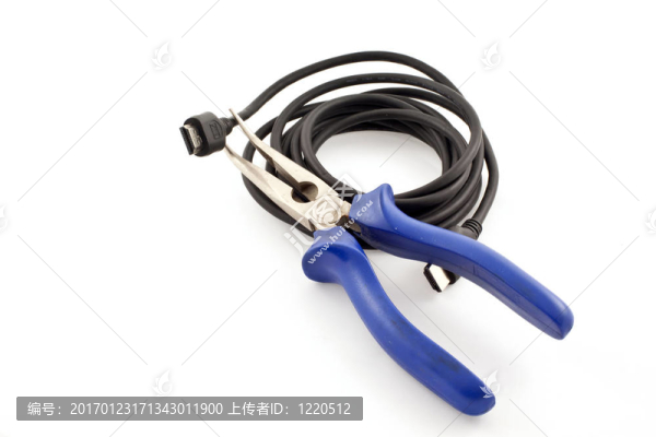HDMI電纜和鉗子