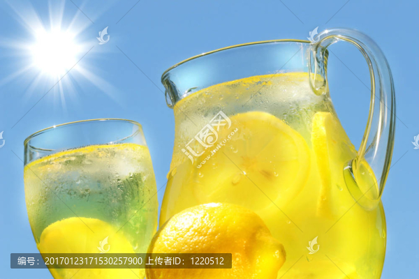 在炎熱的夏天涼爽的檸檬水