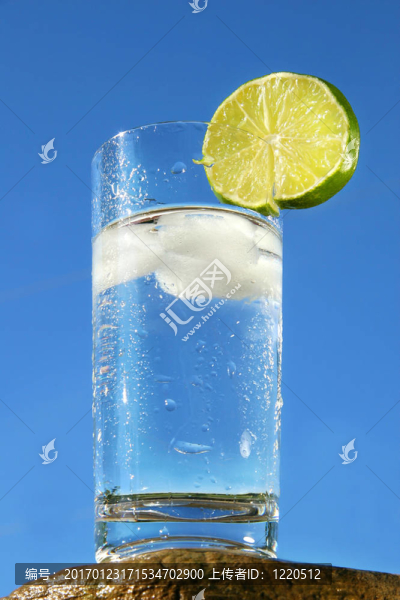 冰冷的水玻璃對(duì)一個(gè)藍(lán)色的天空