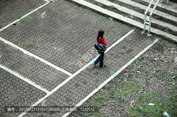 女人獨(dú)自行走