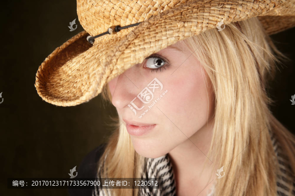 漂亮的金發(fā)少女在牛仔帽