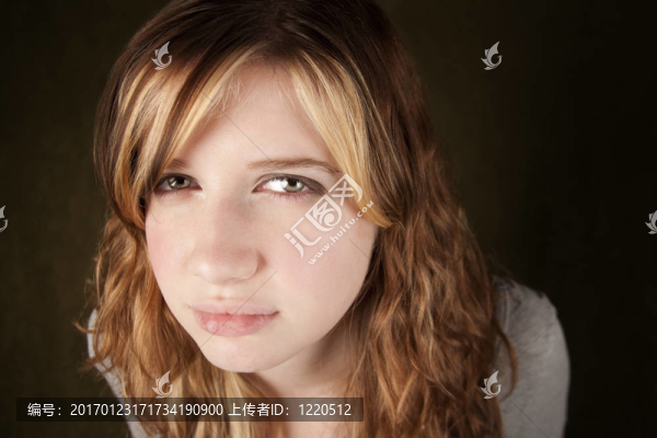 持懷疑態(tài)度的少女