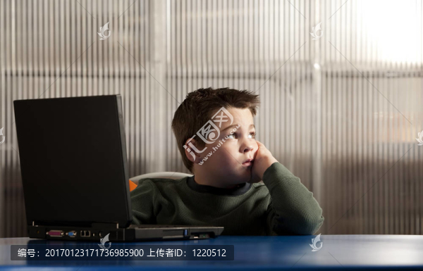 在筆記本電腦上工作的男孩