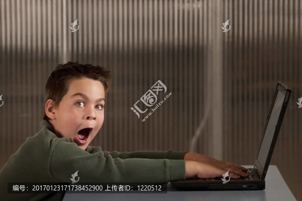 震驚的男孩與一臺(tái)筆記本電腦-匯圖網(wǎng) www.fosd68.com 震驚的男孩與一臺(tái)筆記本電腦