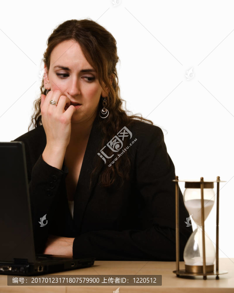 擔(dān)心的女人看時鐘