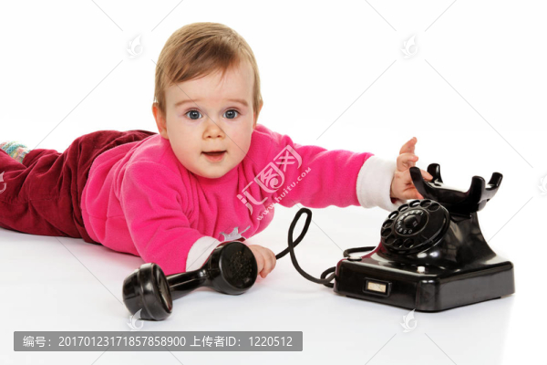 孩子玩一個舊電話
