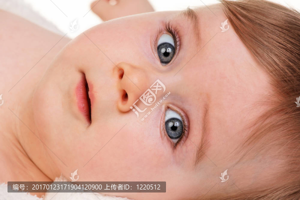 一個小孩的頭像-大眼睛嬰兒