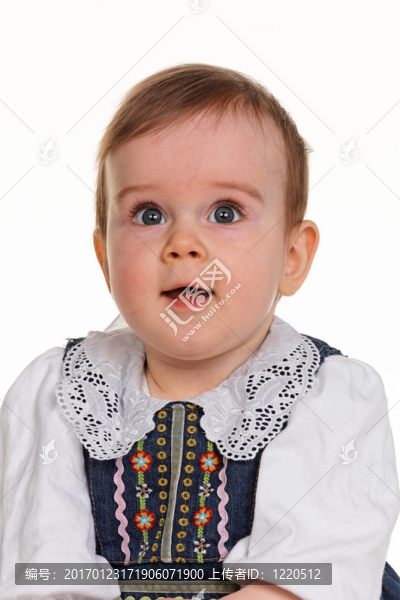 小開朗的孩子坐在毯子上