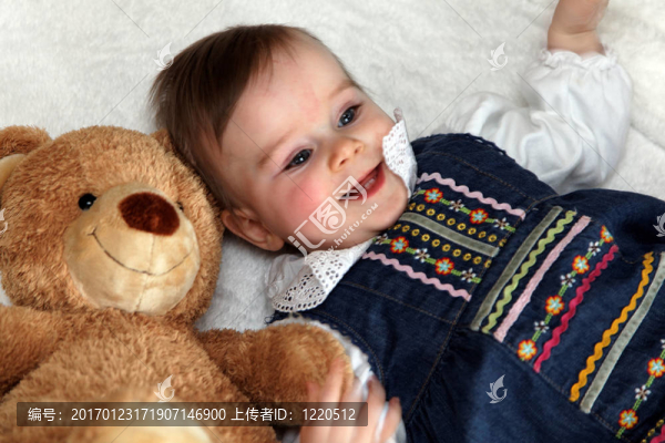 帶Teddy,Bear的蹣跚學步的小孩