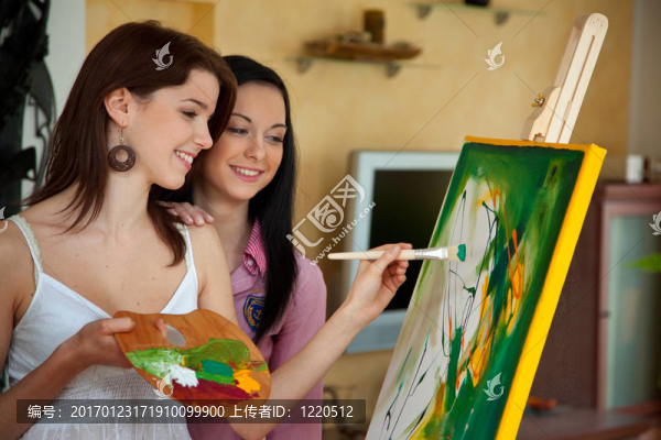 年輕女孩的畫放在畫架上